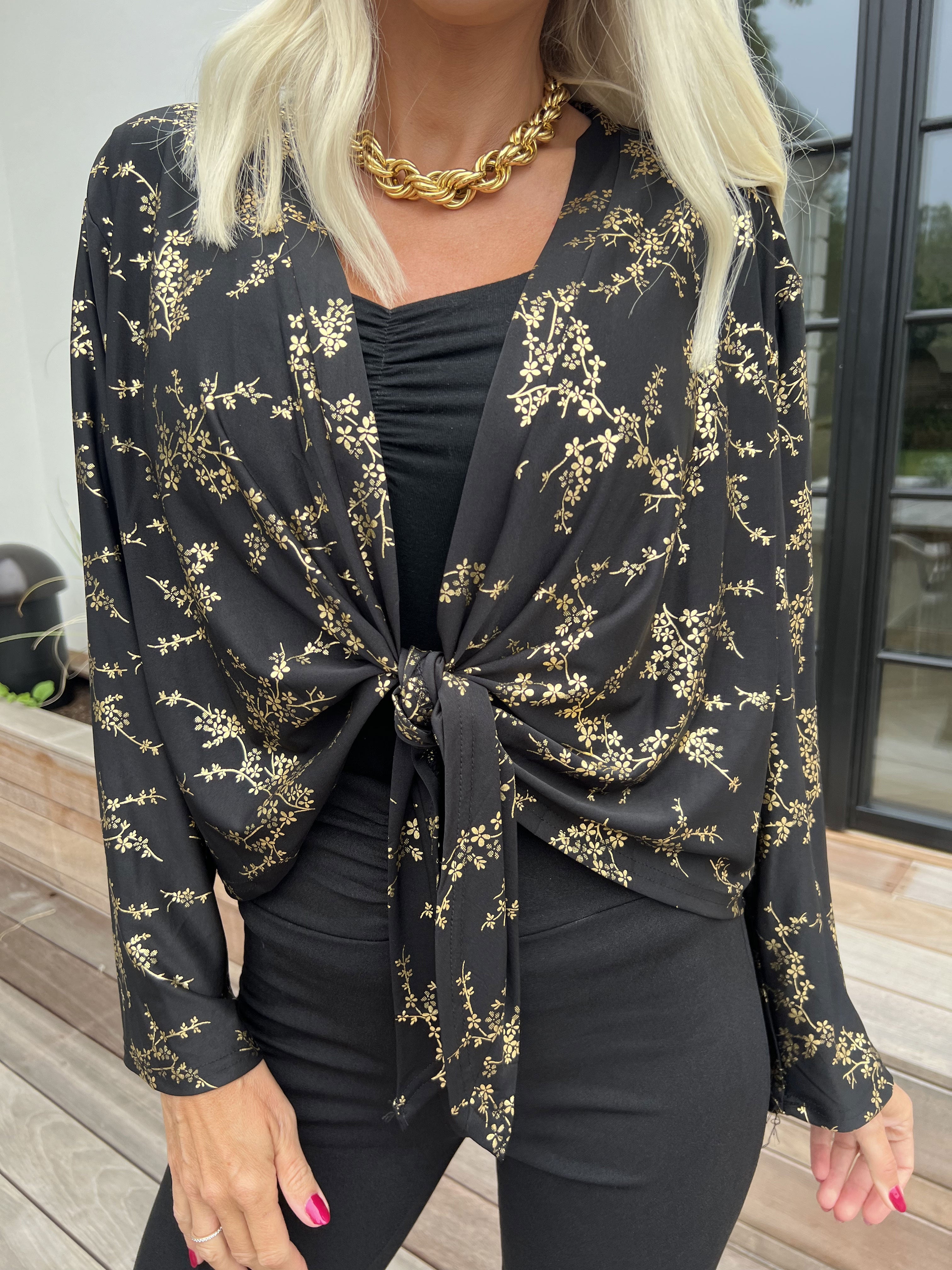 Werena Gold - Kort elastisk kofta med guldfärgade blommor